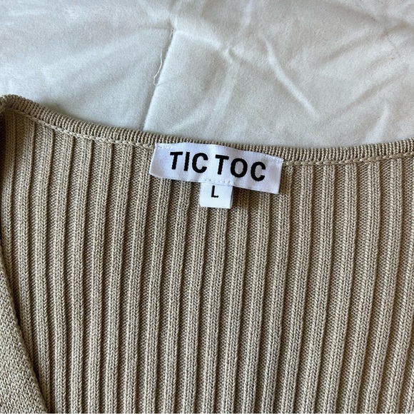 Light green button up sweater - Picture 4 of 7